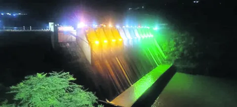 శ్రీశైలానికి స్వల్పంగా వరద 
