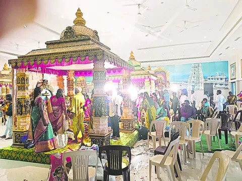 పెళ్లి బృందాలకు క్షవర కల్యాణం