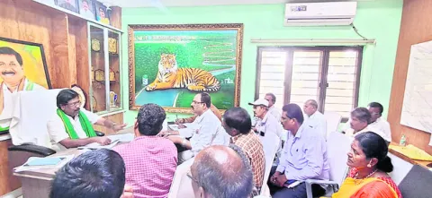 ఇందిరమ్మ ఇళ్ల పనుల్లో వేగం పెంచండి 