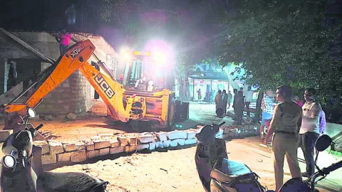 నెత్తకుప్పంలో రోడ్డుకడ్డంగా గోడ 