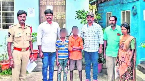 ఇద్దరు చిన్నారులను రక్షించిన పోలీసులు 