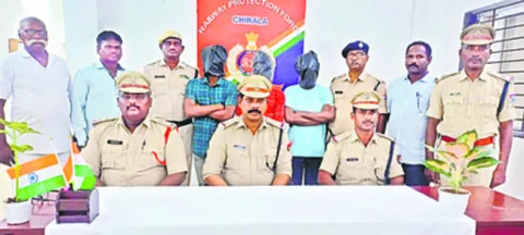 రైళ్లపై రాళ్లు విసిరిన అల్లరిమూకలు అరెస్టు 