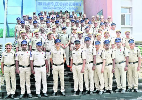 పతక విజేతలను అభినందించిన సీపీ

