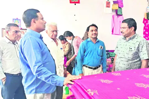 టెక్స్‌టైల్‌ పార్కులో దేవాలయాల కండువాల తయారీ