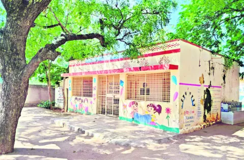 ఆ గ్రామంలో పాఠశాల మధ్యాహ్నం వరకే!