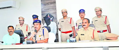 సైబర్‌ కేటుగాడు అరెస్టు