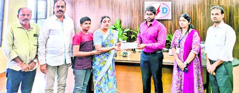 అన్‌మ్యాన్డ్‌ వర్కర్‌ కుటుంబానికి ఆర్థిక సాయం