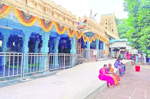 వివాదాస్పద క్యూలైన్‌ నిర్మాణంపై విచారణకు ఆదేశం 