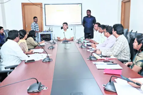 భూభారతి దరఖాస్తులను పరిష్కరించాలి