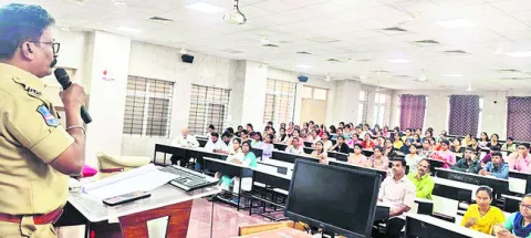 డ్రగ్స్‌కు విద్యార్థులు దూరంగా ఉండాలి 
