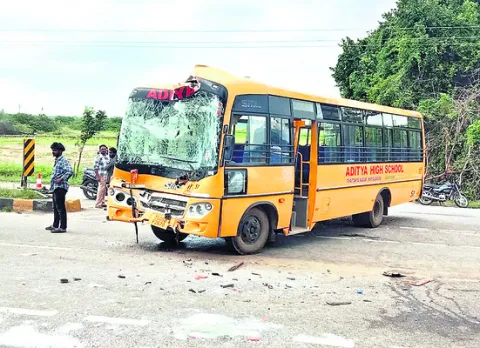 స్కూల్‌ బస్సును ఢీకొట్టిన లారీలు