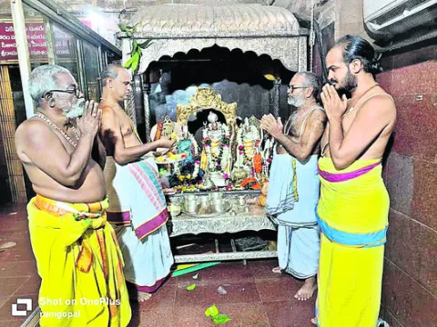 వైభవంగా పునర్వసు పట్టాభిషేకం