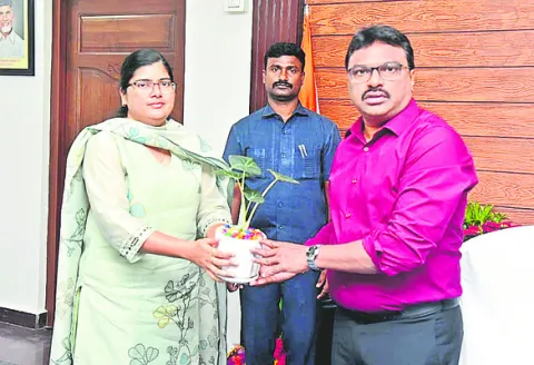 కలెక్టర్‌ను కలిసిన గిద్దలూరు టైగర్‌ ప్రాజెక్టు డీడీ 