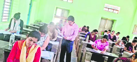 ఏకేయూలో బీఎడ్‌ పరీక్షల నిర్వహణ