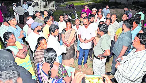 కలెక్టర్‌కు జగనన్న కాలనీల్లో సమస్యలు ఏకరవు 
