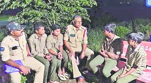తల్లిదండ్రుల చెంతకు చిన్నారులు 