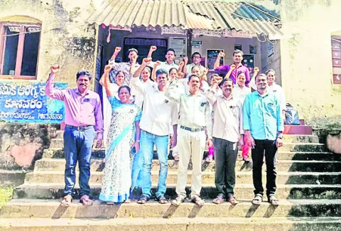 నల్లబ్యాడ్జీలతో వైద్య సిబ్బంది నిరసన 