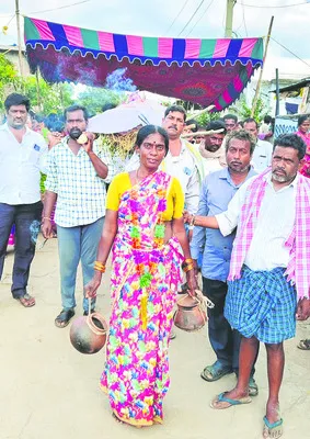 తల్లికి తలకొరివి పెట్టిన కూతురు 