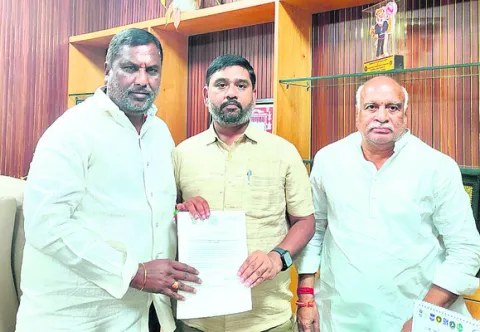 మరమ్మతులు చేపట్టాలని మంత్రికి వినతి
