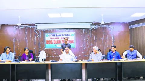 సకాలంలో రుణాలు అందించాలి