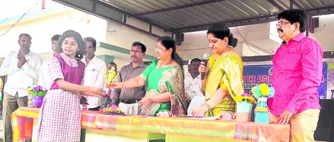 బాలికలు అన్నిరంగాల్లో  రాణించాలి