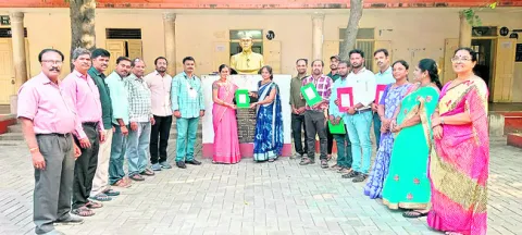 కొత్త టీచర్లకు సర్వీసు రిజిస్టర్లు పంపిణీ