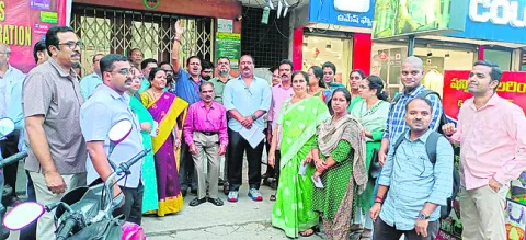 బ్యాంక్‌ ఉద్యోగుల సమస్యలను పట్టించుకోండి