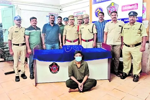 రైళ్లలో చోరీలకు పాల్పడిన పాత నేరస్తుడు అరెస్టు 