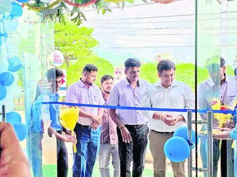 సుజుకి నూతన షోరూం ప్రారంభం