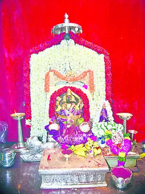 పుష్పాలంకరణలో పైడితల్లి అమ్మవారు