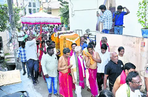 హంసవాహనంపై సిరుల తల్లి 