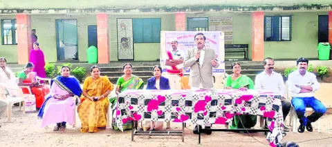 విద్యార్థినులు ఆత్మవిశ్వాసంతో ముందుకెళ్లాలి