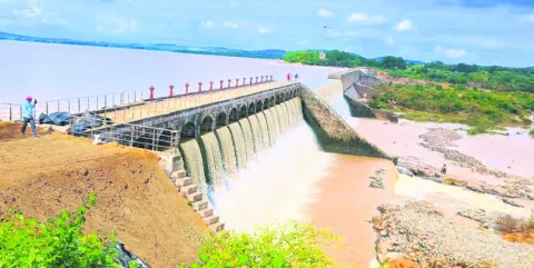 పోచారం ప్రాజెక్టుకు రికార్డు స్థాయి వరద