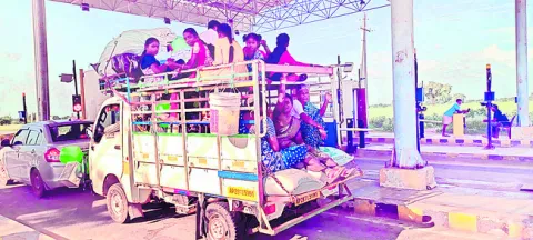 ● పట్నమెళ్లిపోతున్న పల్లెలు! 