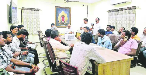 రూ.72.23 లక్షలకు కొబ్బరి చెక్కల వేలం 