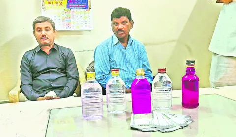 ఏసీబీ వలలో  సీనియర్‌ ఆడిటర్‌ 