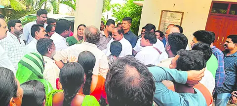ఎమ్మెల్యేను కలిసిన చిరువ్యాపారులు 