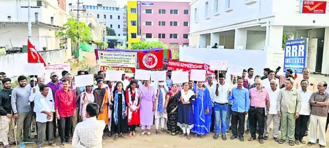 తపాలా ఉద్యోగుల నిరసన 