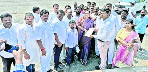 రైతులకు పరిహారం ఇప్పించాలని వినతి 