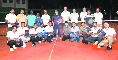 పోలీస్‌ గ్రౌండ్‌లో టెన్నిస్‌ కోర్టు 