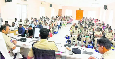 పోలీస్‌ ప్రతిష్టకు   భంగం కలిగిస్తే చర్యలు 
