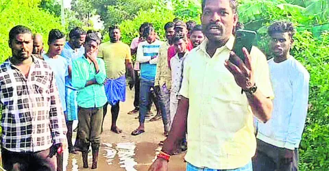నీటిలో నిలబడి నిరసన 