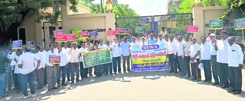 ఇసుక తక్కువ ధరకు ఇచ్చేలా చూడండి