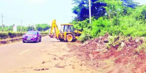 క్షేత్ర రహదారికి మరమ్మతులంటూ.. మాయ 