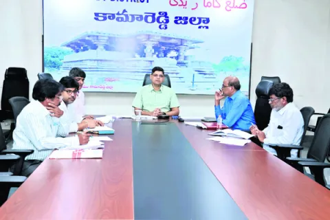 ఇళ్ల నిర్మాణాలు వేగవంతం చేయాలి