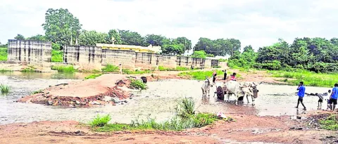 పనులు చేస్తారా.. తప్పుకుంటారా..