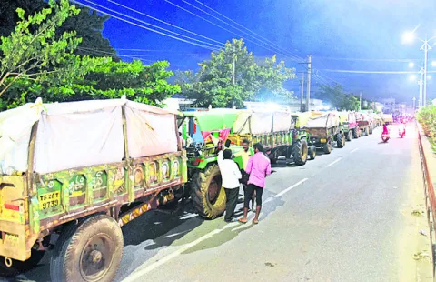 మక్క రైతుల పడిగాపులు 