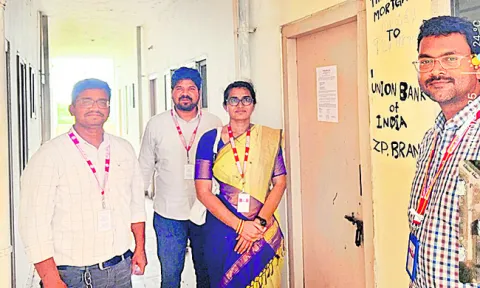 టిడ్కో గృహాలకు నోటీసులు జారీ చేసిన బ్యాంక్‌ అధికారులు 