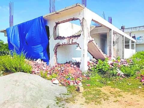 అక్రమ నిర్మాణాలపై కొరడా