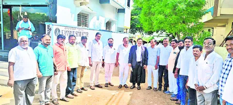 అక్రమ కేసులు సరికాదు